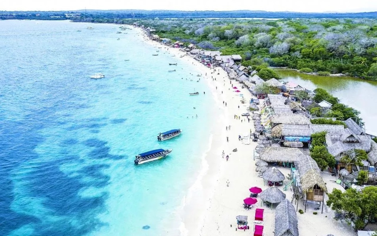 Playa Blanca en Cartagena: El Paraíso Tropical de Aguas Cristalinas
